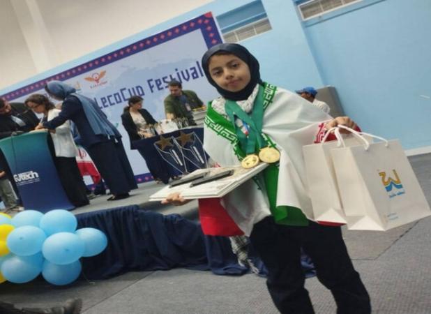 اهدای مدال طلای جهانی رباتیک توسط دانش‌آموز بندرعباسی به رهبر انقلاب