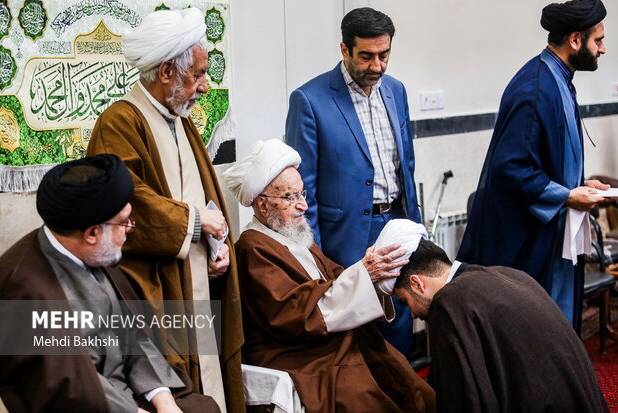 جمعی از طلاب حوزه علمیه قم در نیمه شعبان توسط مراجع تقلید معمم شدند