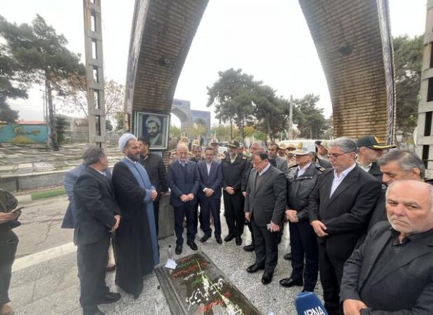 ادای احترام وزیر کشور به مقام شهیدان گلستان