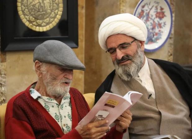 تجلیل نماینده ولی فقیه در سمنان از استاد شکوهی به عنوان چهره ممتاز ملی
