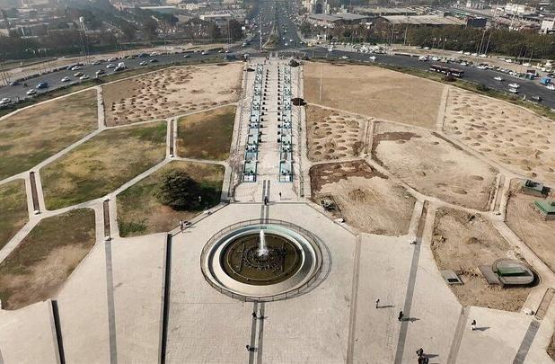 عملیات بازپیرایی چمن‌های میدان آزادی پس از ۱۵ سال آغاز شد