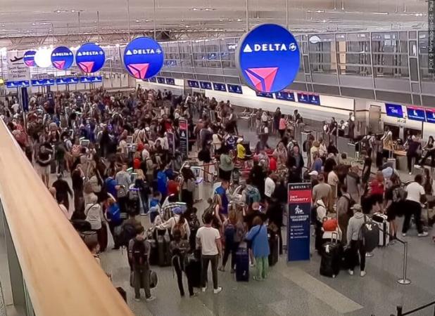 دستور دولت ترامپ برای کاهش 10 درصدی پروازها