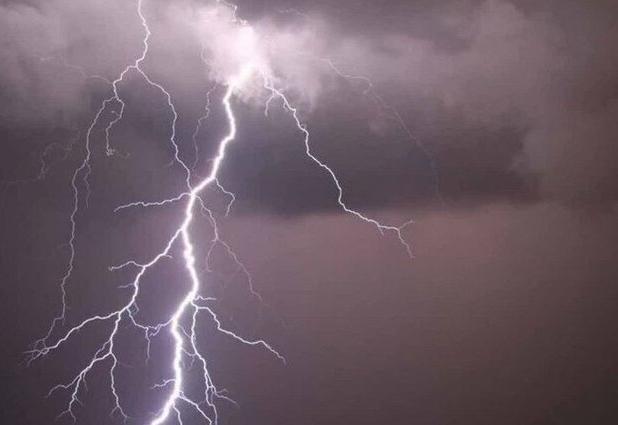 برخورد صاعقه در روستای وزیری رودان با دو نفر مصدوم