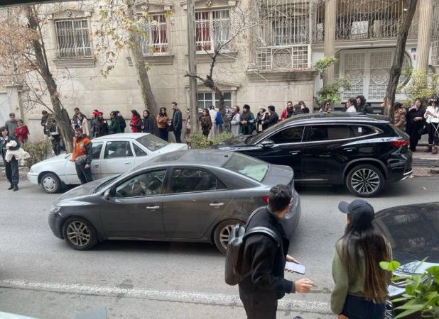 صف عجیب مردم مقابل یک کافه کریسمسی در تهران!