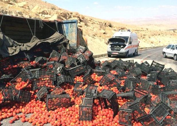 کامیون گوجه فرنگی در آزادراه اصفهان- نطنز واژگون شد