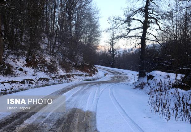 چشم روشنی مازندران با بارش برف پاییزی/ ۲۰ روستای بخش لاریجان آمل سفیدپوش شد