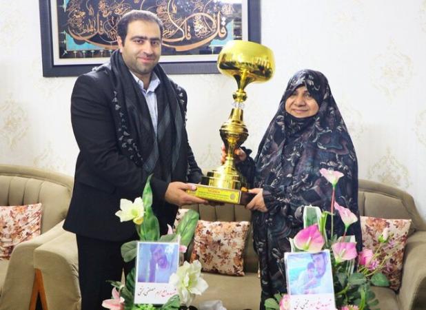 کاپ قهرمانی پرورش اندام جهان به خانواده شهیدان بختی اهدا شد