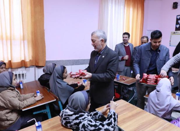 اسدی:۴۰نوبت شیر برای بیش از ۸۰۰هزار دانش‌آموز خراسان رضوی توزیع می شود