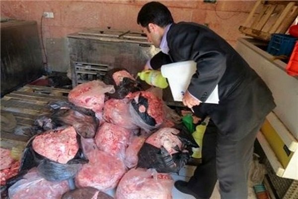 توقیف و معدوم‌سازی یک تن فرآورده مرغی غیربهداشتی در بیرجند