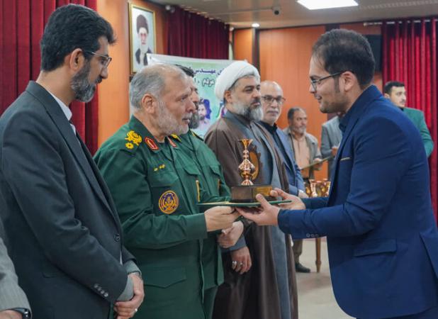 تجلیل از تولیدکنندگان و فعالان اقتصادی قم در همایش بزرگداشت روز بسیج