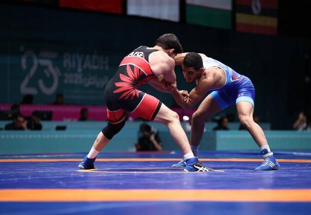 صعود رحمان عموزاد به فینال کشتی آزاد کشورهای اسلامی/ شکست مومنی مقابل آذربایجان