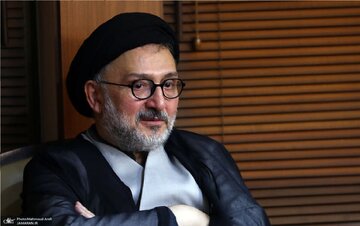 پسر پزشکیان وسط مصاحبه در گوش پدرش چه گفت؟