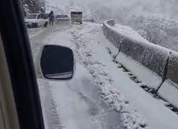 تردد در جاده مریوان- سقز فقط با زنجیر چرخ امکانپذیر است