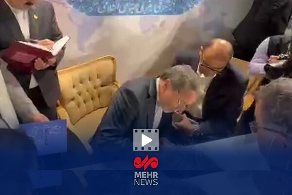 ازدحام زیاد مخاطبین نمایشگاه کتاب از جشن امضای کتاب وزیر خارجه