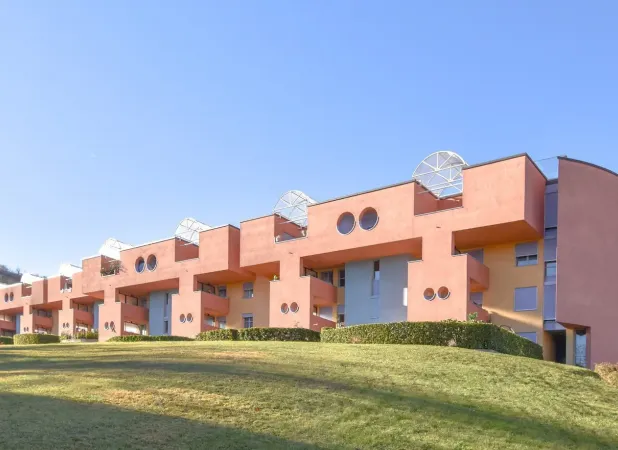 معماری جالب و سرزنده این واحد مسکونی محو‌تان می‌کند