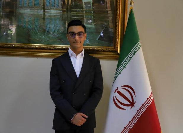 مدال طلای المپیاد جهانی زیست‌شناسی در دستان یک مشهدی