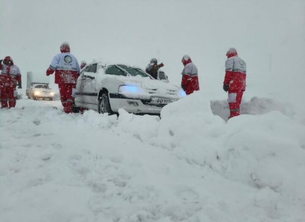۷۸۰ خودرو گرفتار در برف درجاده های آذربایجان‌غربی امدادرسانی شدند