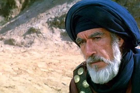 فلوت‌نوازی «آنتونی کوئین» کنارِ پنجره خانه‌اش