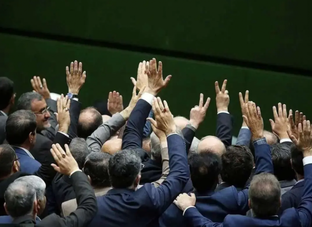 فرهیختگان: بعد از جنگ ۱۲روزه رادیکال‌ها جای خدا نشسته‌اند!