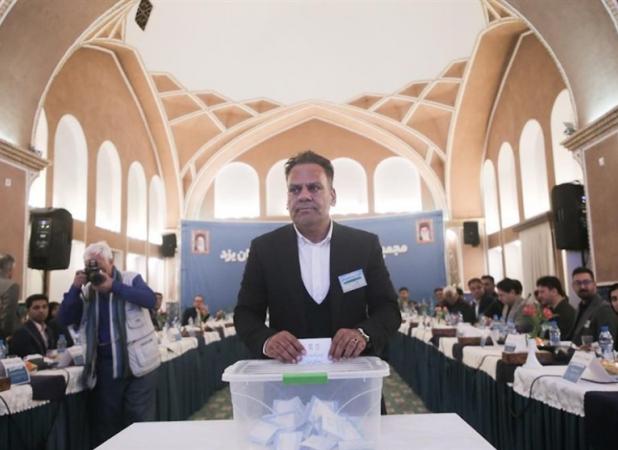حضور پُررنگ و عجیب رئیس هیئت فوتبال یک استان در تهران و کنار زمین + عکس