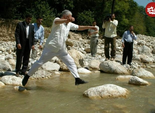 عکس متفاوت هاشمی رفسنجانی در حال پریدن از رودخانه
