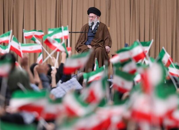 رهبر انقلاب: سیزده آبان از نظر تاریخی، روز افتخار و پیروزی است