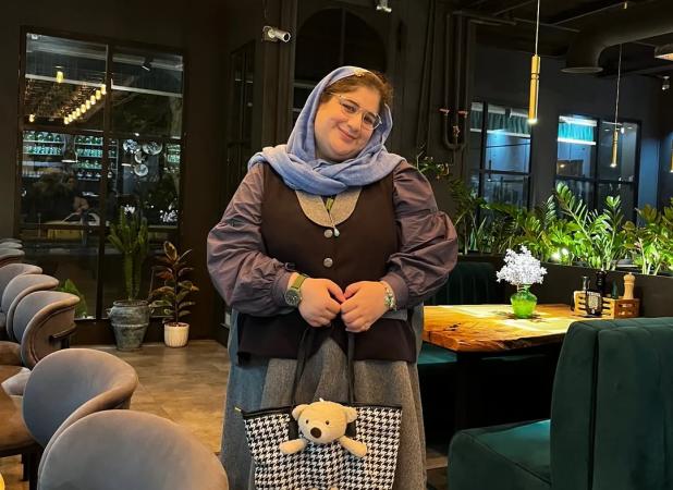 استایل کودکانه بازیگر قهوه پدری در یک کافه لاکچری