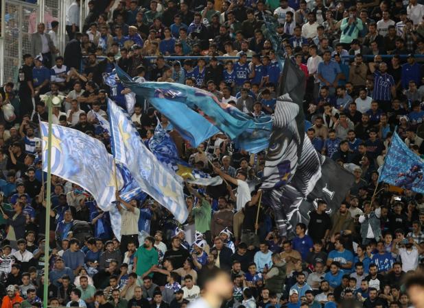 هوادار استقلال با پستانکش مورد توجه قرار گرفت