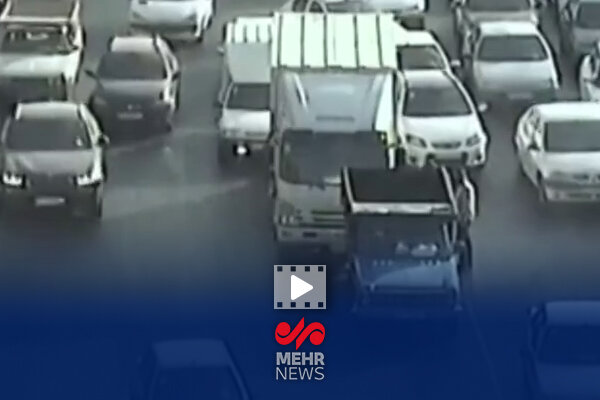 تصادف دو خودرو و ایجاد اختلال و ترافیک در مسیر بزرگراه شهید زین الدین