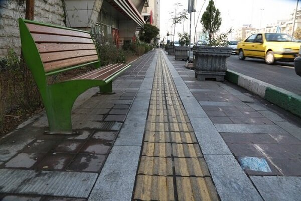 اجرای طرح جمع آوری میز و صندلی‌های صنوف از پیاده‌روهای تهران