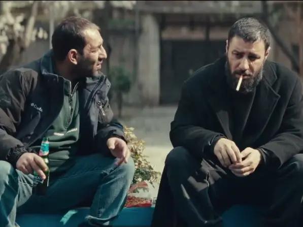 رفیق جواد عزتی که این روزها بالاتر از او ایستاده است