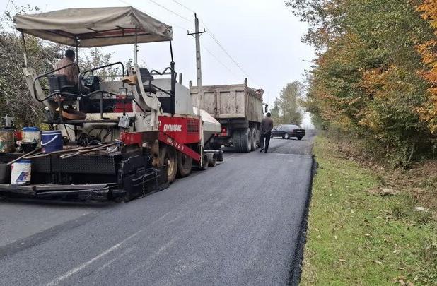 عملیات روکش آسفالت محور روستایی سلکی‌سر - عزیزکیان رشت اجرا شد