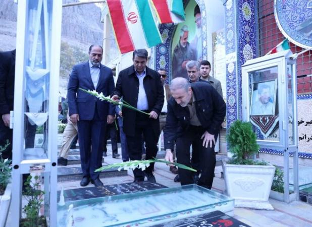 ادای احترام دبیرکل ستاد مبارزه با مواد مخدر به مقام شامخ شهید سلیمانی