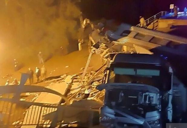 جزئیاتی از سقوط پل روی قطار مسافربری در روسیه