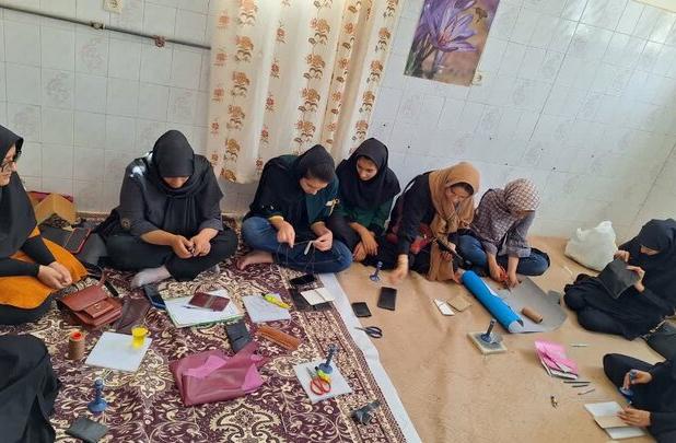 برگزاری دوره آموزشی چرم‌دوزی سنتی در شهر حاجی‌آباد زیرکوه