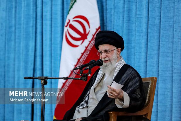 رهبر انقلاب: استقلال ملی یعنی کشور منتظر چراغ سبز یا قرمز آمریکا نباشد