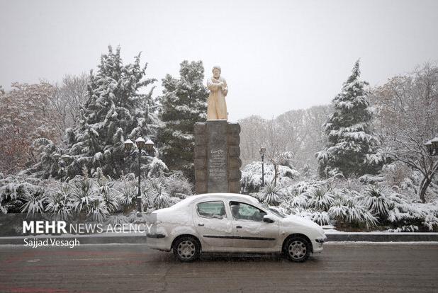 کاهش دید در گردنه گدوک فیروزکوه بر اثر برف و کولاک