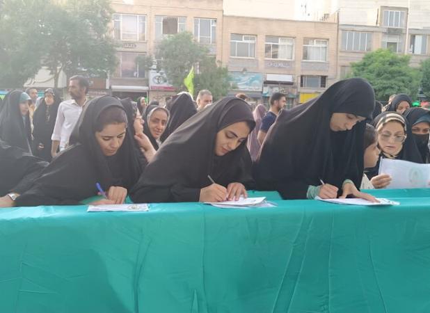 فعالیت گسترده غرفه های فرهنگی در خیابان های منتهی به حرم امام رضا(ع)