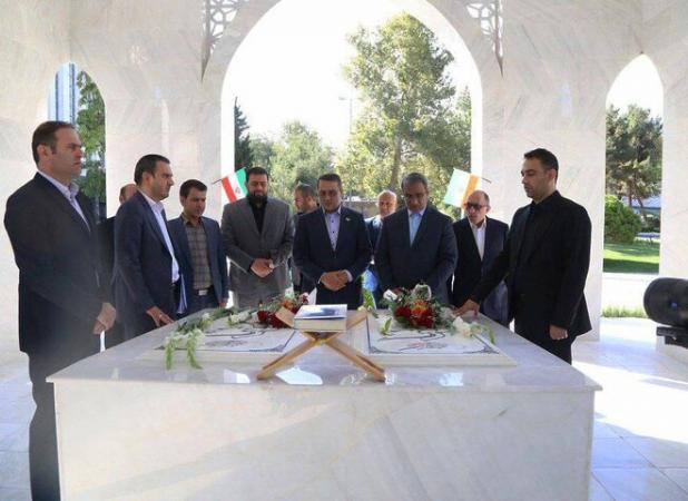 ادای احترام معاون رئیس‌جمهور به مقام شهدای گمنام در مشهد