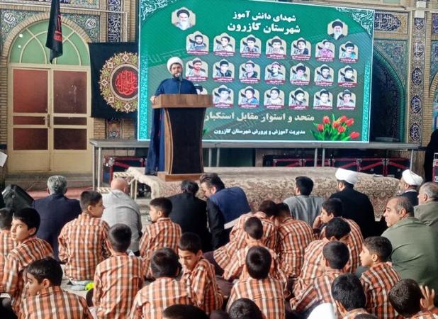 امام جمعه کازرون: جنایات آمریکا علیه ایران اسلامی فراموش نشدنی است