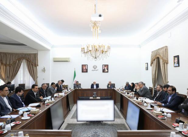 عارف: باید موانعی را که بر سر راه تولید است با سرعت بیشتری برطرف کنیم