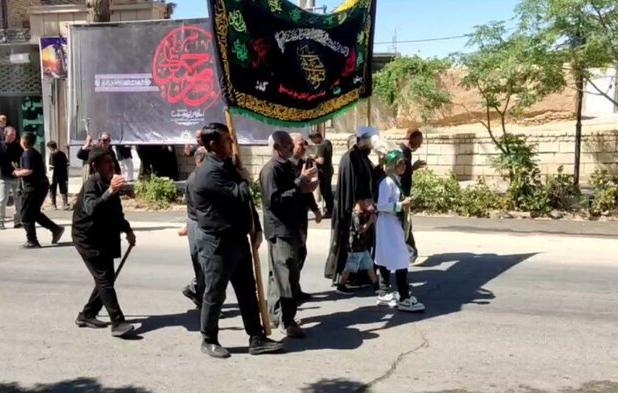 حرکت هیئات مذهبی گرمه به سمت حسینیه سیدالشهدا(ع)