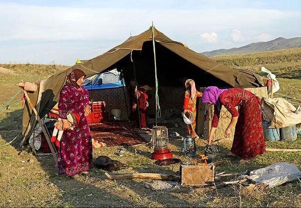 سکونت ۵۰ خانوار عشایر تویسرکان در سیاه‌چادرهای سنتی