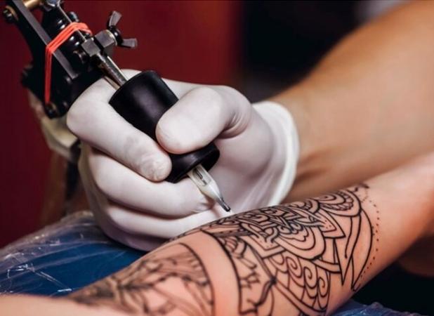 تتو و پرسینگ دروازه ورود «اچ آی وی» به بدن