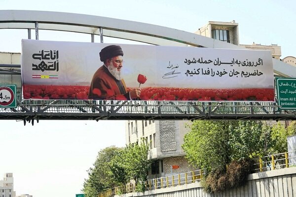 اکران تصاویر سید حسن نصرالله در سطح شهر تهران