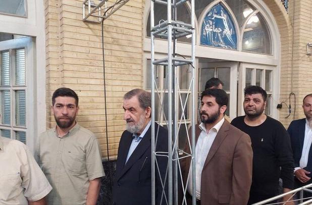 محسن رضایی در مسجد لرزاده رای خود را به صندوق انداخت