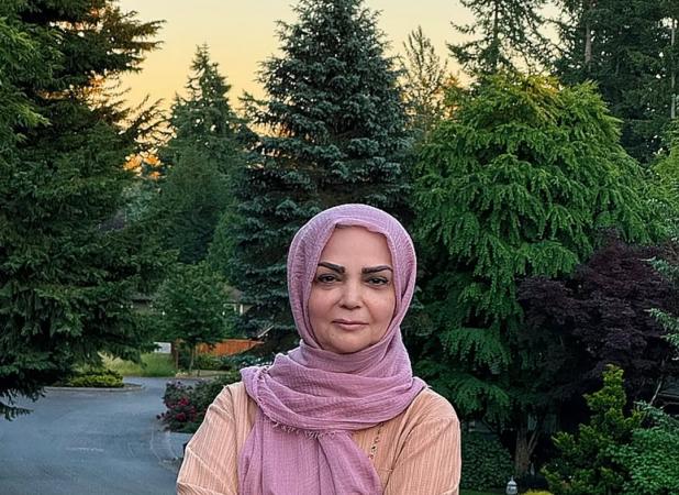 عکس جدید مجری برنامه کودکِ محبوب در یک بک‌گراند زیبا