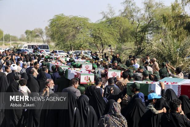 تشییع ۱۴ شهید گمنام در بندرعباس آغاز شد