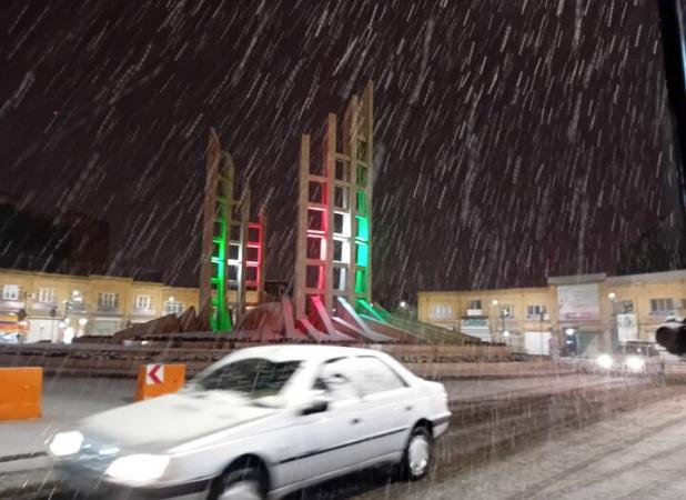بارش نخستین برف پاییزی چهره زنجان را سفید پوش کرد