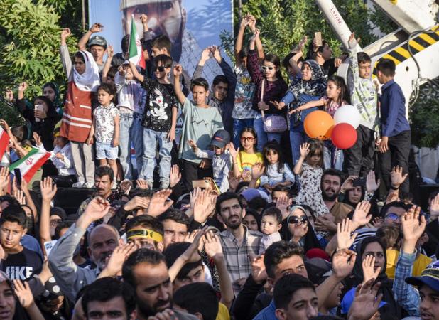 جشن دهه کرامت در بجنورد با هم‌خوانی سرود «سلام فرمانده»